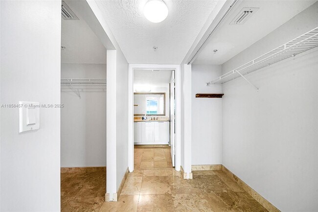 Building Photo - 1800 N Bayshore Dr