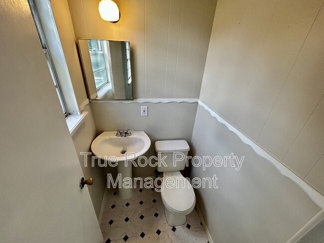 Building Photo - 407 N Ash Ave
