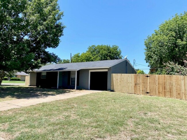 Building Photo - Beautifully remodeled home located on spac...