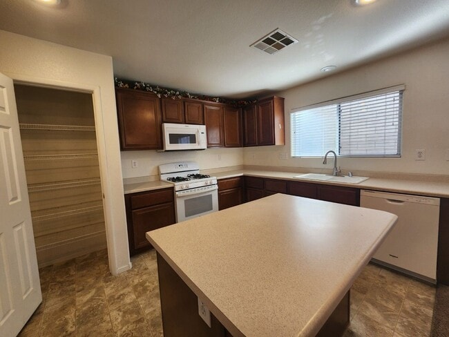 Building Photo - Great 2 Story Home in the SouthWest