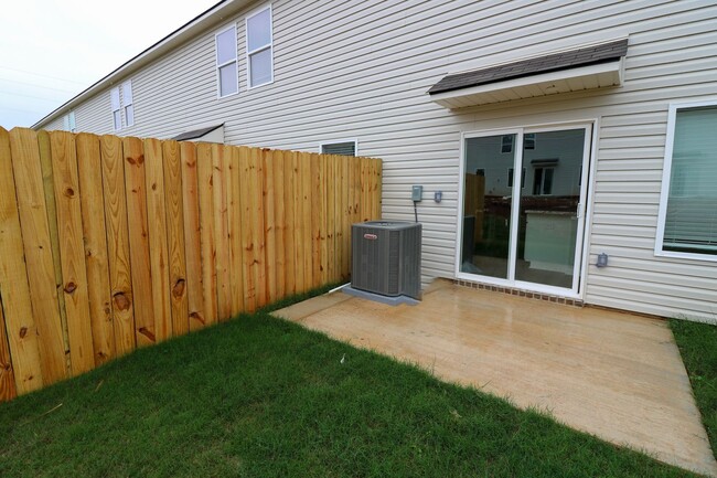 Building Photo - Lincoln Townhome