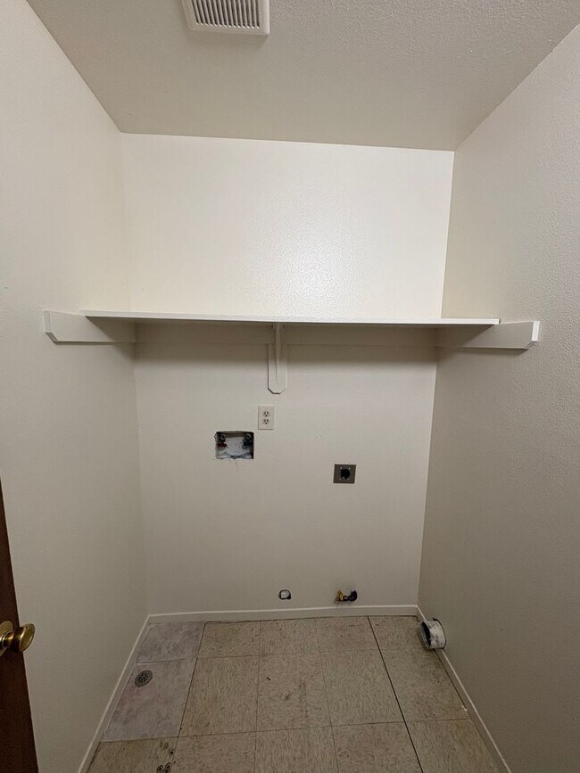 Building Photo - NW Visalia Home with Alley Access Rent Ready!