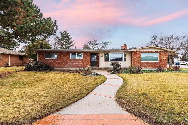 Primary Photo - 3411 W Hillcrest Dr