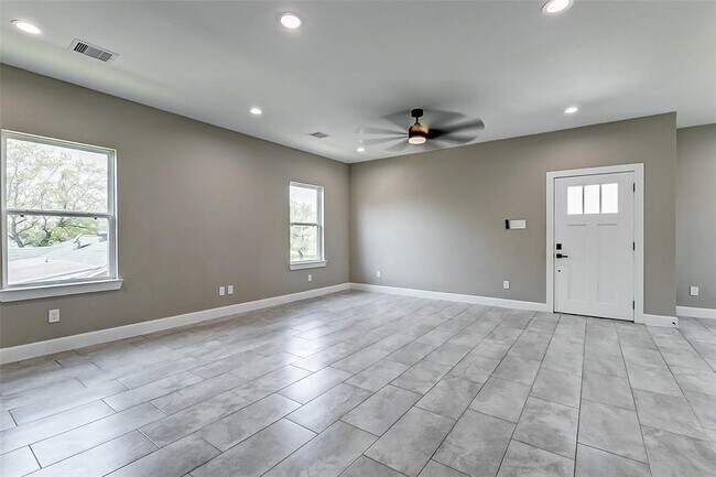 Building Photo - 5854 Southville St