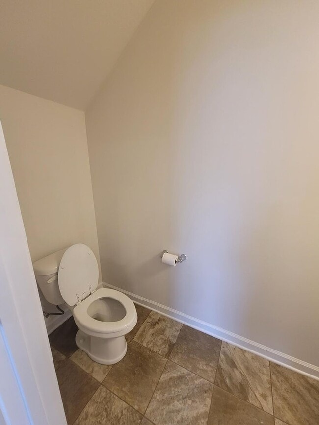 Building Photo - 3 Bed/ 2 full + 2 1/2 baths NEW Boiling Sp...