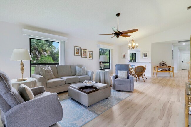 Building Photo - 6755 SE Bunker Hill Dr