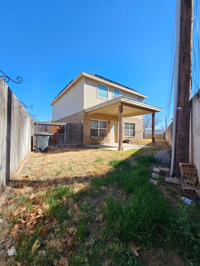 Building Photo - 607 NE Ave E Pl