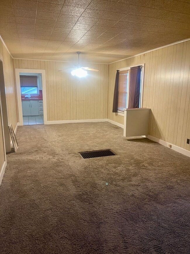 Building Photo - Great Location