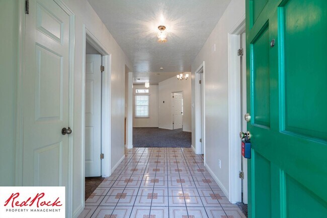 Building Photo - 3 Bedroom End Unit Home in Downtown St. Ge...