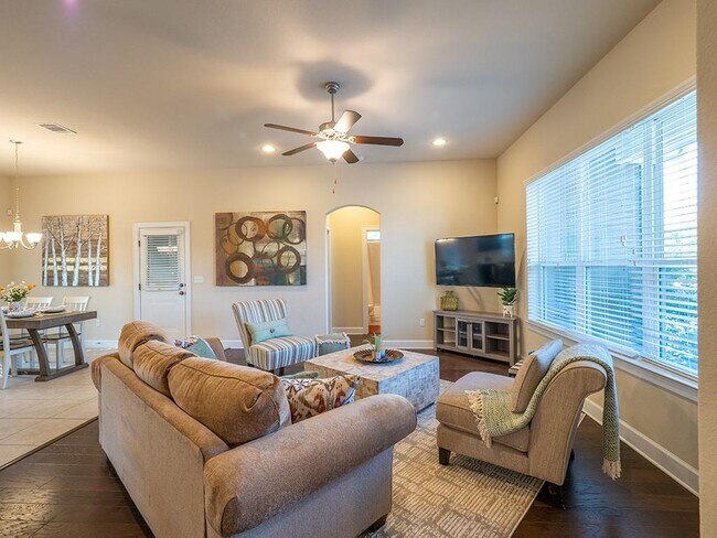 Building Photo - 5605 Roosevelt Ave