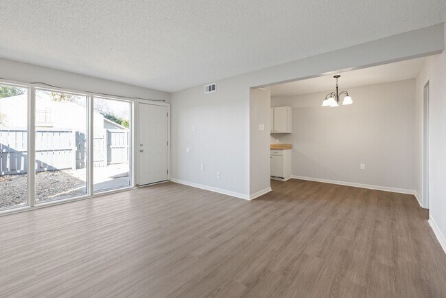 Building Photo - 203 Cougar Ridge