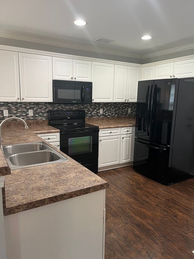 Building Photo - Great Location