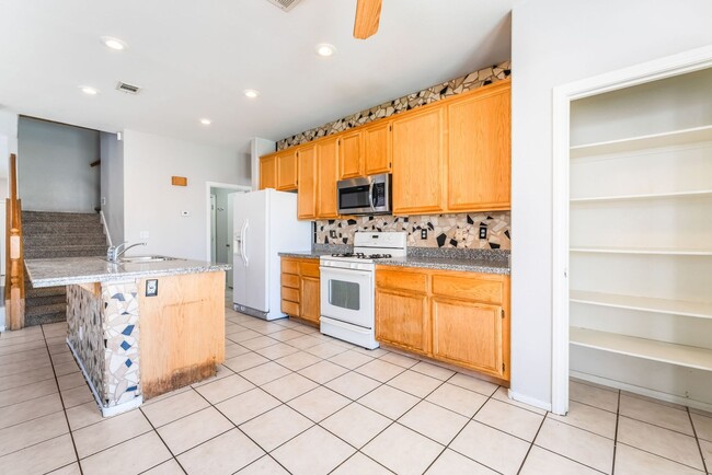 Building Photo - Beautiful 5 bed home with sparkling pool located in the heart of Las Vegas!