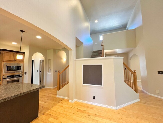 Building Photo - 5 Bed 3 Bath Bridge Tower Beauty