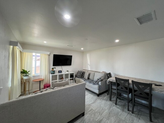 Building Photo - Beautiful 3 Bedroom 1 Bathroom House with Fenced and Landscaped Yard with All Utilities Included