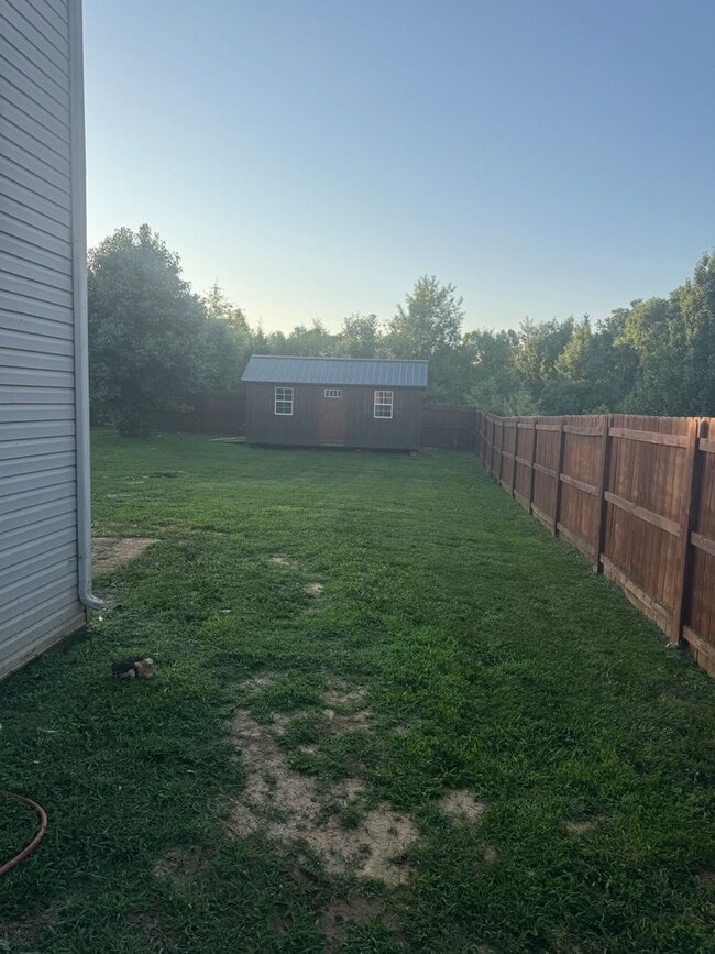 Building Photo - *** Move-in SPECIAL - $2395.00 ***