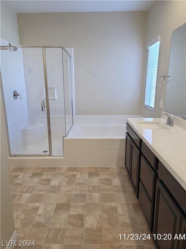 Building Photo - 3-BEDROOM TOWNHOME IN GATED NORTH LAS VEGA...