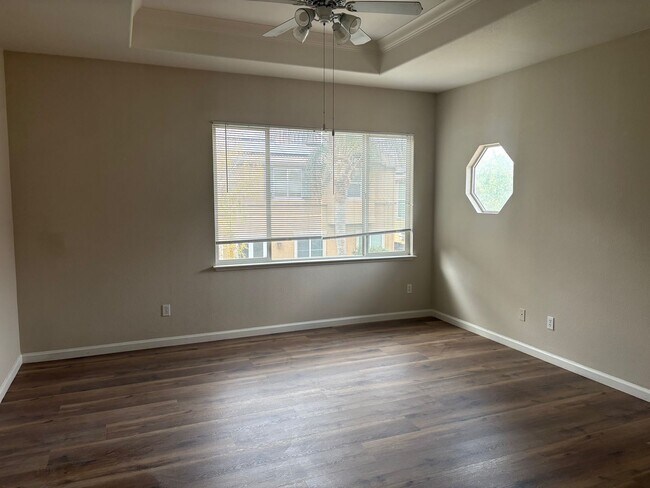 Building Photo - Close to ACE train, parks and school