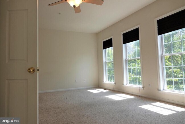 Building Photo - 1115 Crestfield Dr