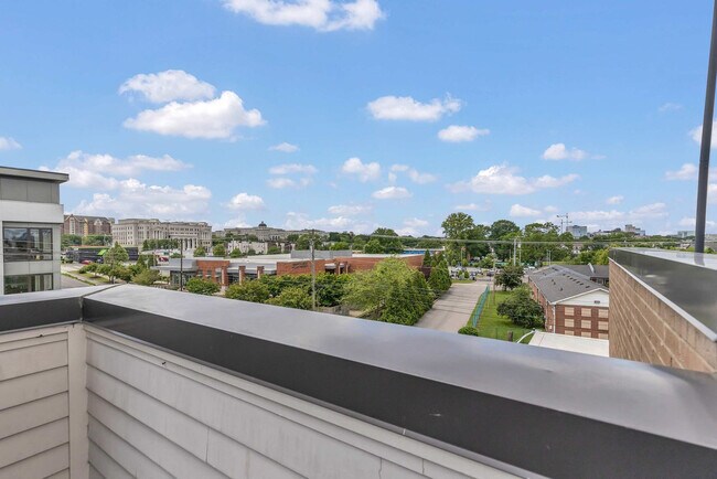 Building Photo - 1122 Argyle Ave