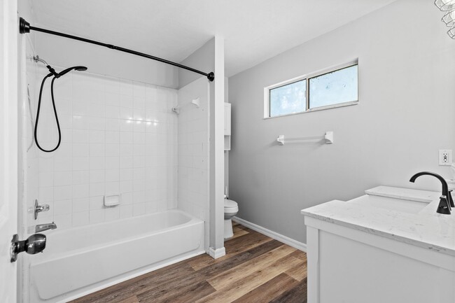 Building Photo - Experience a breezy lifestyle in the convenient Eagle Point subdivision!