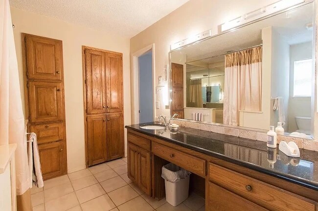 Master Bathroom Upstairs - 3508 Grande Bulevar