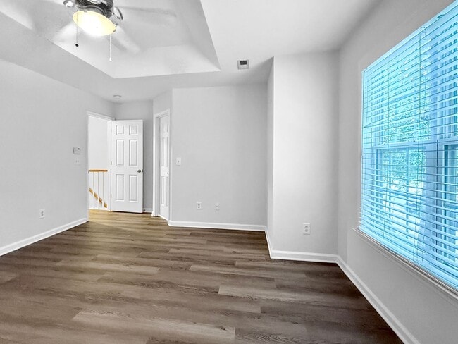 Building Photo - HALF OFF RENT!!!! Beautiful Townhome, Fenced-in Patio, Pet Friendly!