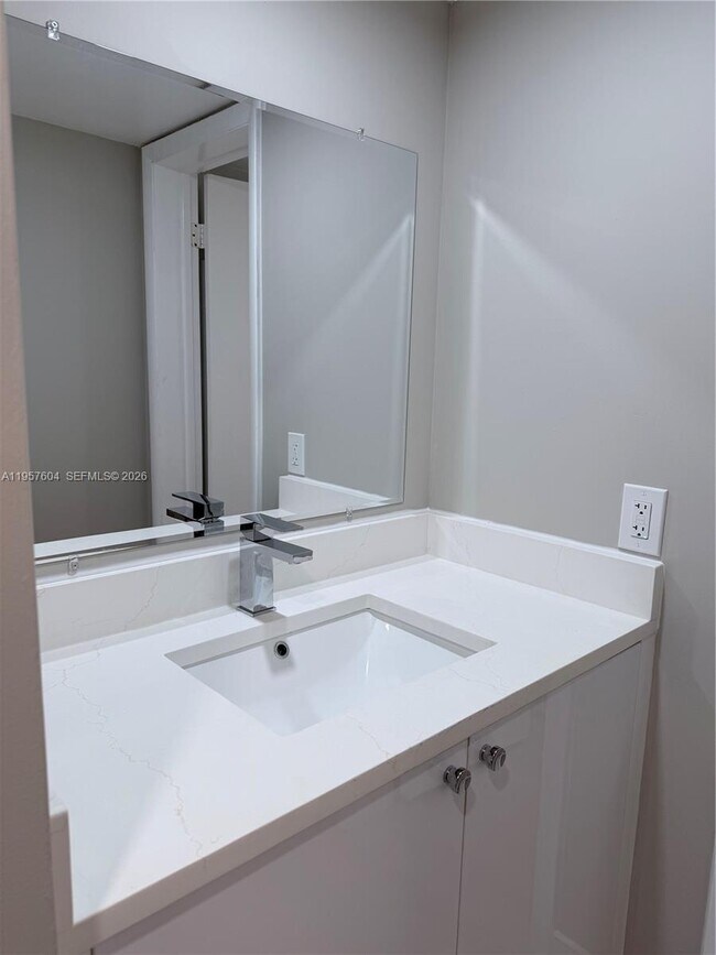 Building Photo - 2324 S Cypress Bend Dr