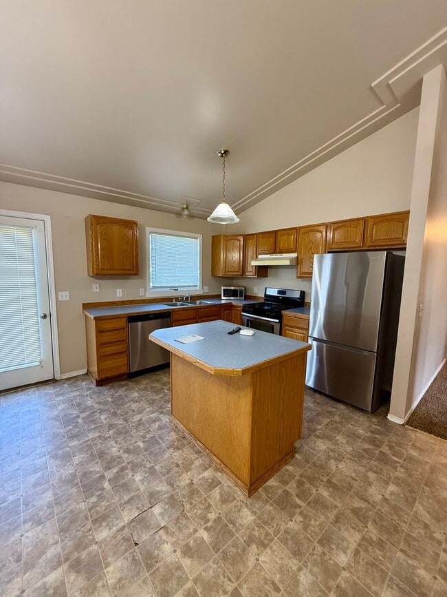 Building Photo - 5 bedroom 3 bath home in Belgrade with attached double garage