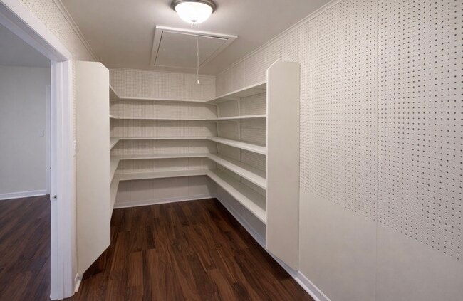 Building Photo - 205 E Crestmont Dr