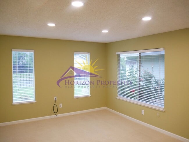 Building Photo - Spacious 4 Bed 2 Bath 1,575 sqft Lincoln Village Home