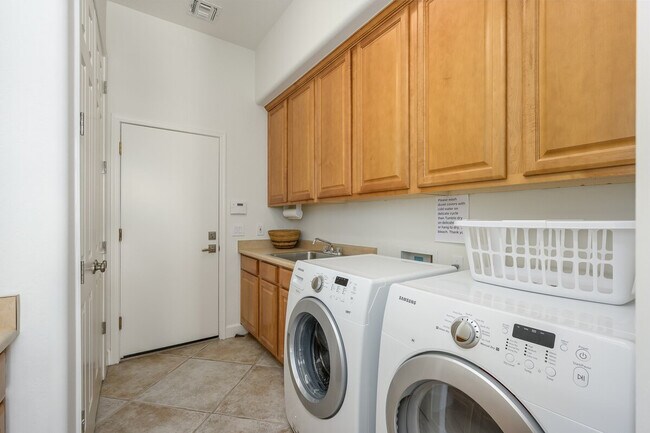 Building Photo - 14705 Canyon Dr