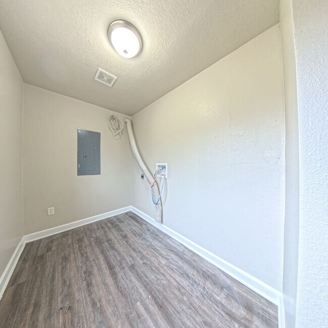 Building Photo - Charming 3 bedroom 2 bathroom home