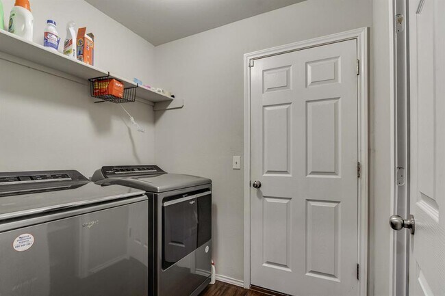 Building Photo - 2217 Stella Rd