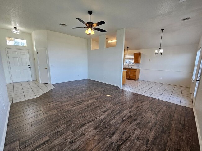 Building Photo - (3) Bed/(2) Bath East Norman Avail NOW!