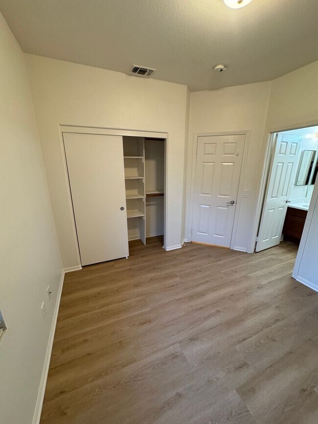 Building Photo - 4 Bedroom + Utility Room / 3.5 Bath Home F...