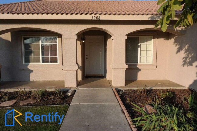 Building Photo - Updated! 4BD/2BA Home in SW Bakersfield