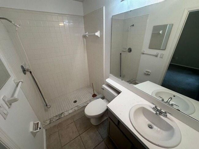 Building Photo - Don’t miss this beautiful 3-bedroom, 2-bat...