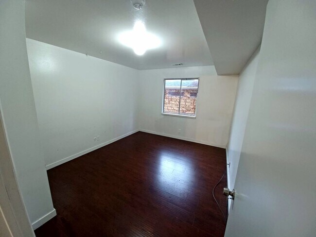 Building Photo - Nice Private Guy Room Downtown