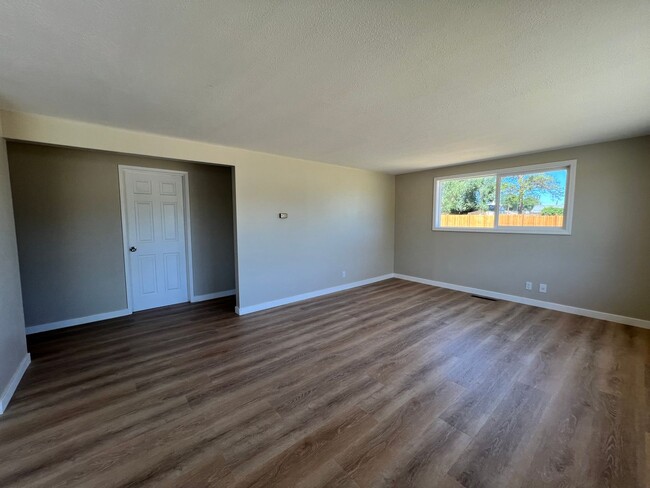 Building Photo - Freshly Remodeled Single-Family Home with ...