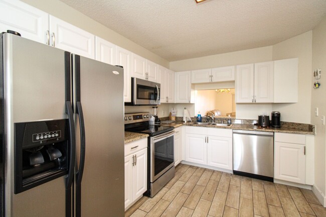 Building Photo - ** 2/2 FIRST FLOOR EMERALD LAKES BEAUTY RE...