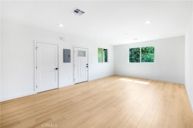Building Photo - 4038 Somers Ave
