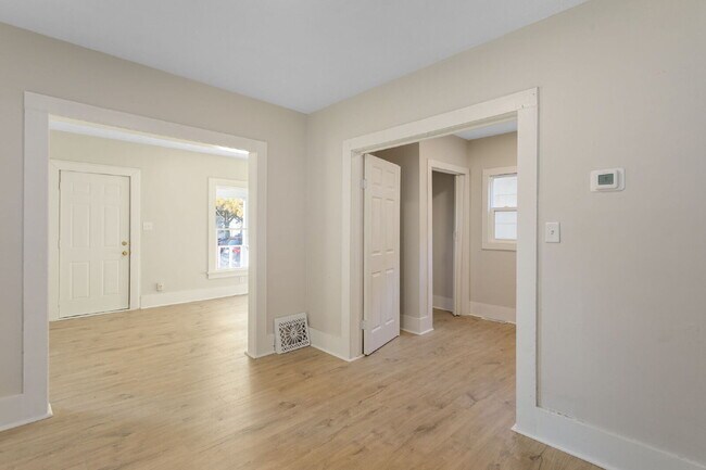 Building Photo - 232 E Grove St