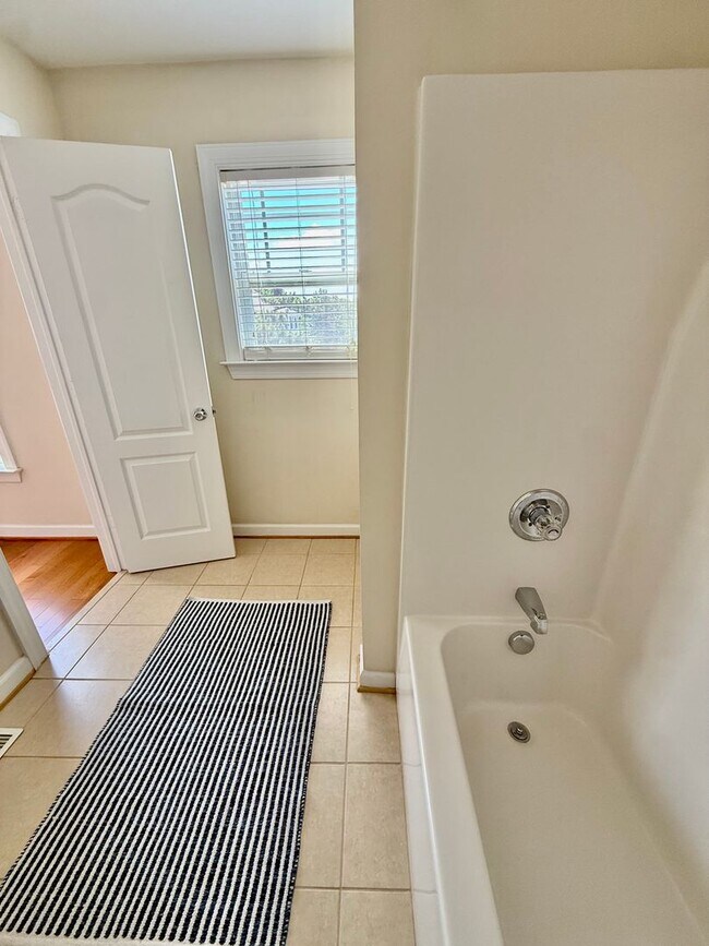 Building Photo - 3BD/3.5 Condo with Garage & Backyard in Shadowlawn! Blocks to the Beach! AVAILABLE NOW!