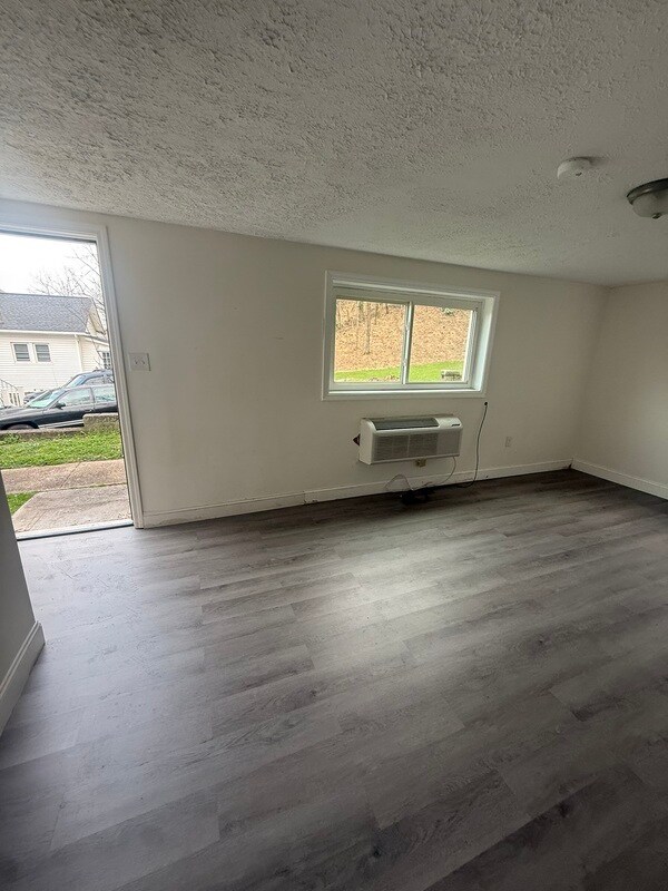 Building Photo - 1300-1330 Windsor Avenue - 1302 B