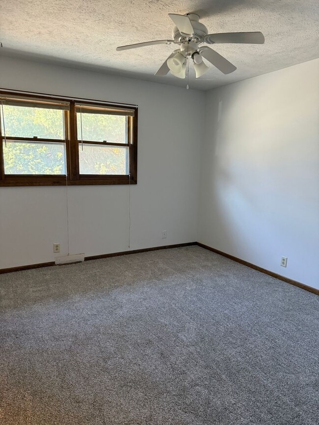 Building Photo - Large 3BR/3BA Home Near Linden Park!