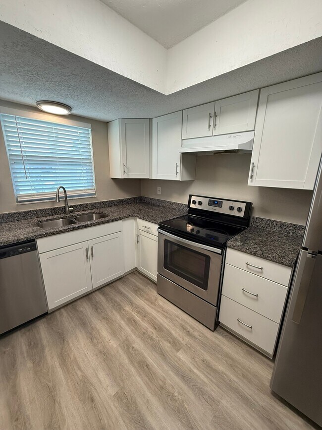 Building Photo - 3322 Camelot Dr