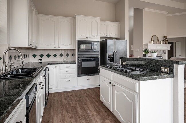 Building Photo - 7712 Lakecrest Cir