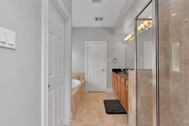 Building Photo - 9038 Lakes Dr