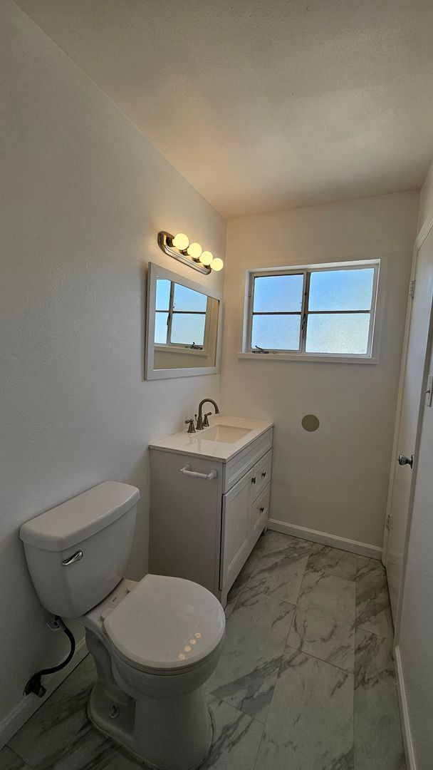 Building Photo - 4bed 2 bath